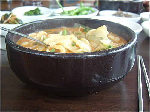 손으로 직접 밀가루를 반죽하여 손으로 뜯어넣은 수제비의 맛은 어머니의 손맛을 느끼게 한다 